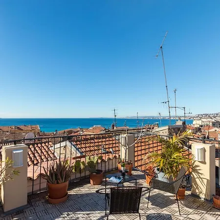 Le Chateau - The Beautiful Sight In Old Town, Private Terrace